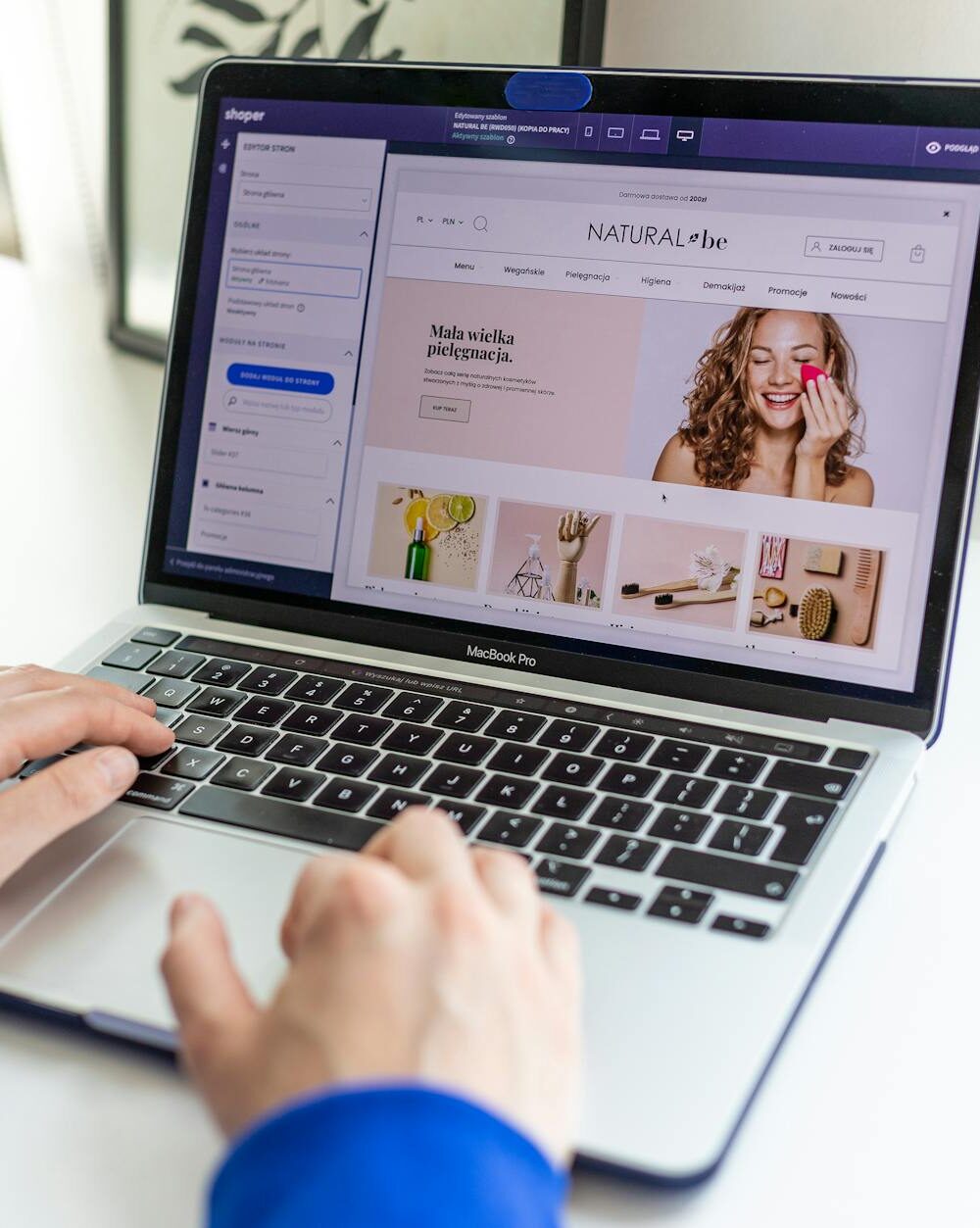 laptop z otwartym edytorem graficznym szablonu sklepu internetowego shoper